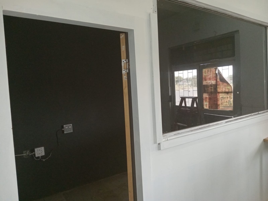 To Let Commercial Property for Rent in Hamilton Free State